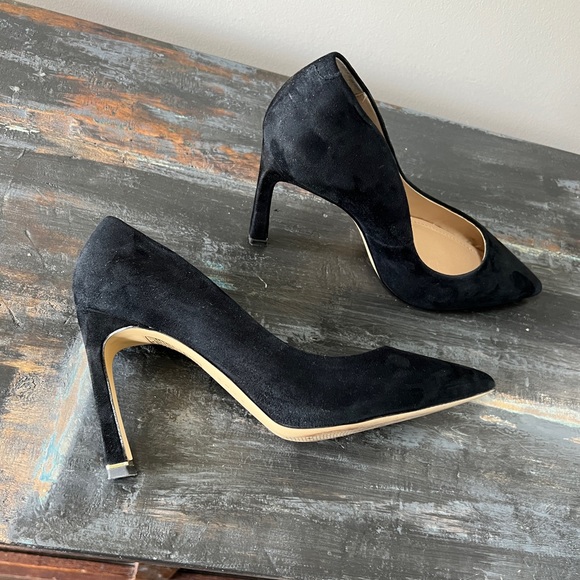 WHBM sz 8 Black, Suede Pumps with curved heel. Like new!!! - Picture 8 of 10